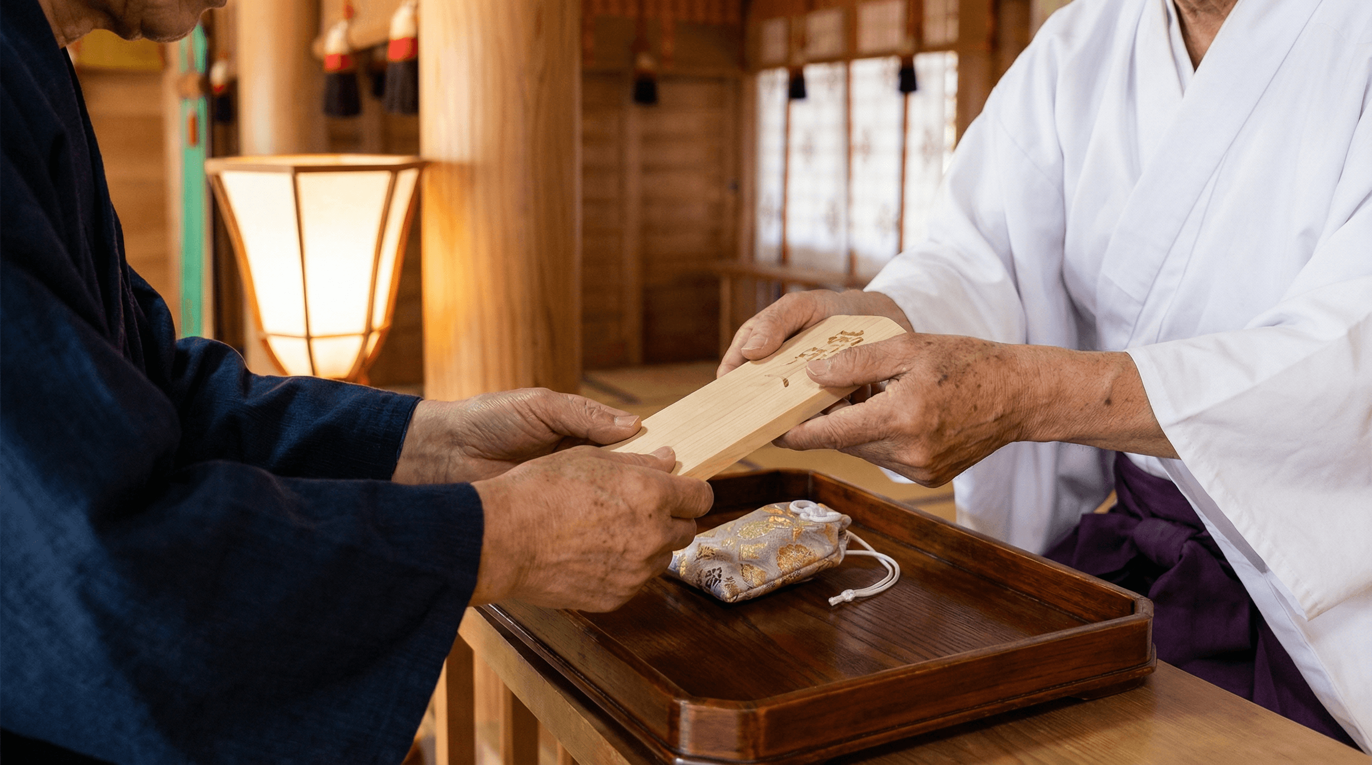 御札やお守りを受け取る手元